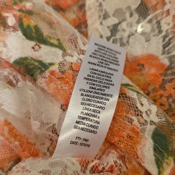 NWOT Full Circle Trends Large Lace Floral Tie-Front Top - Picture 5 of 8
